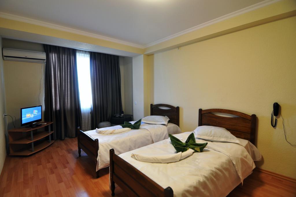 Sun Rise Hotel Tiflis Habitación foto